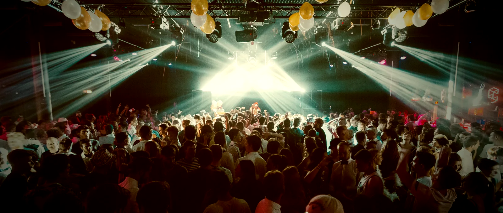 Feiernde Gäste auf der Tanzfläche bei einem Event von life is music